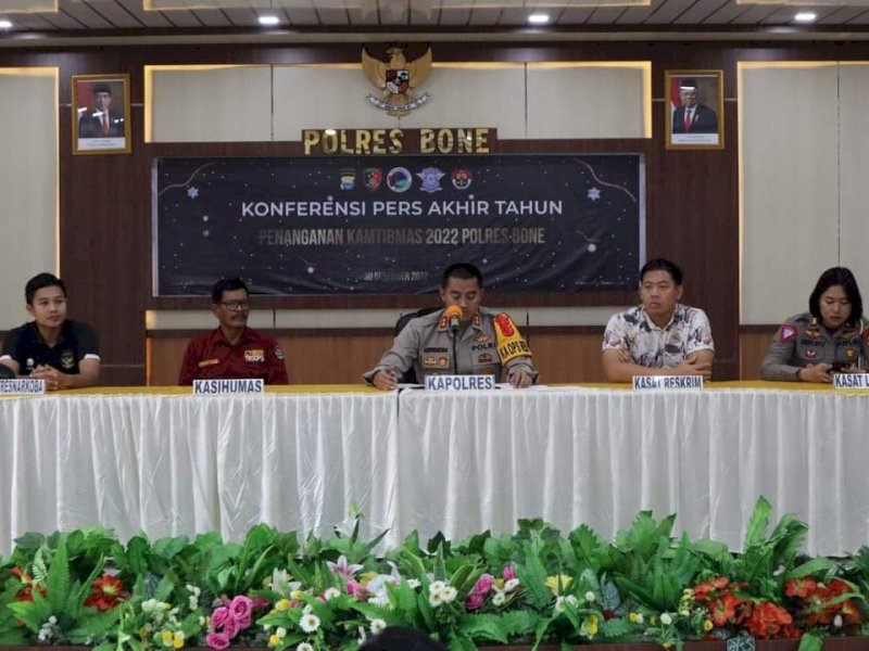 Konferensi pers Kilas Balik Kamtibmas 2002 di Aula Sarja Arya Racana Mapolres Bone, Jumat (30/12/2022).