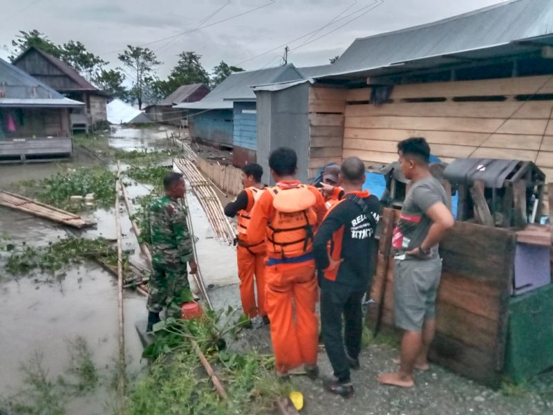 Tim terpadu terus melaksanakan penanganan banjir di Kabupaten Wajo.