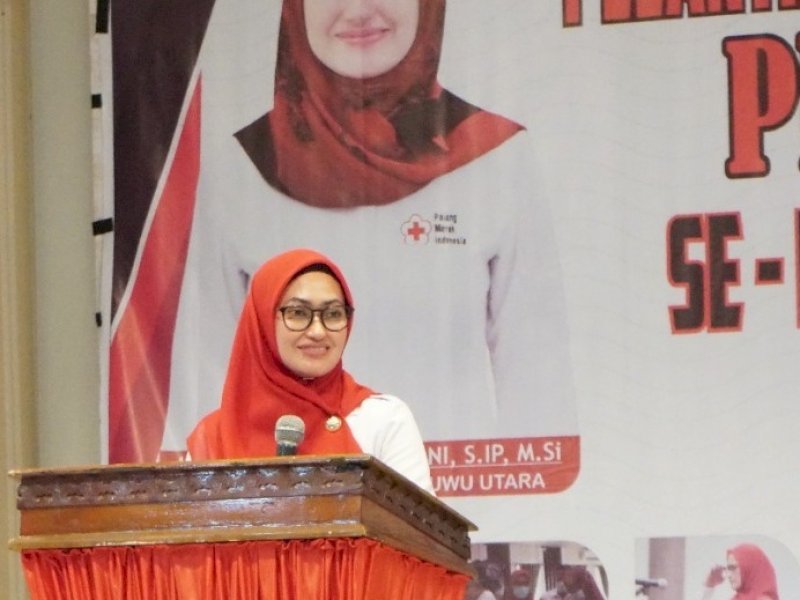 Ketua Umum PMI Luwu Utara Indah Putri Indriani melantik pengurus PMI kecamatan.