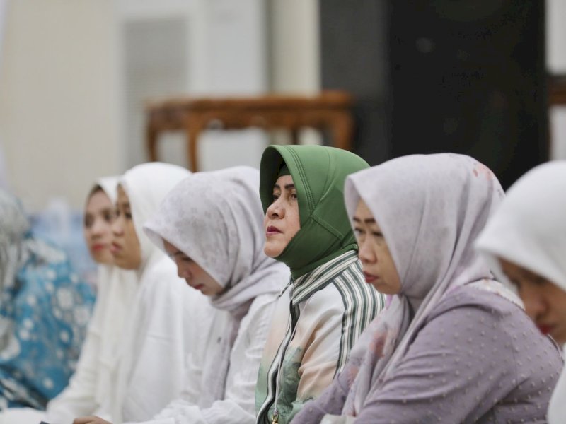 Ketua TP PKK Kota Makassar, Indira Yusuf Ismail mengikuti zikir bersama yang digelar Pemerintah Kota Makassar di malam akhir tahun 2022, di Baruga Anging Mammiri.