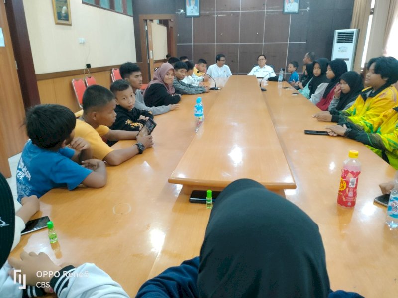 Wabup Lutra Suaib Mansur melepas atlet karate ke Kejurda Sulsel.