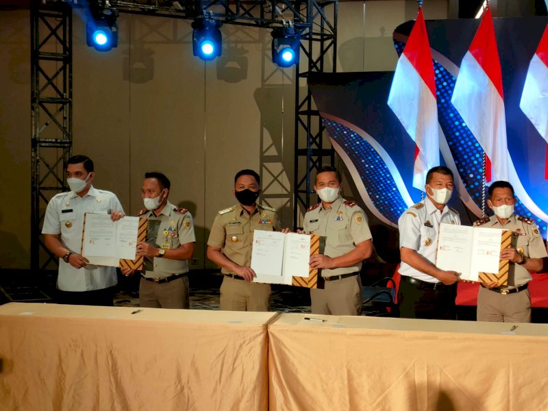 Bupati Bantaeng Ilham Azikin menandatanganani MoU dan Perjanjian Kerja Sama serta penyerahan sertipikat tanah untuk rakyat. (Foto : Ist)