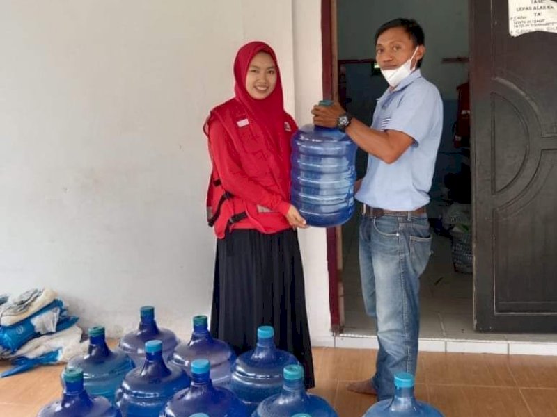 SDN 097 Katokkoan Masamba  ikut menyumbang 17 air galon kepada penyintas bencana.