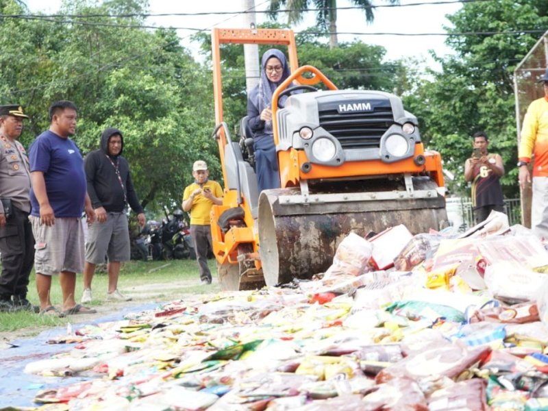 Pemusnahan produk Kedaluwarsa yang dipimpin Bupati Lutra Indah Putri Indriani.