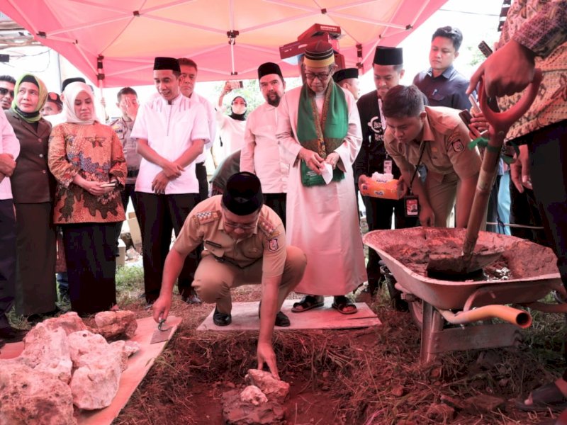 Wali Kota Makassar Danny Pomanto meletakkan batu pertama pembangunan gedung baru Kantor Cabang Pengurus (NU) Kota Makassar, Senin, (2/01/2023)