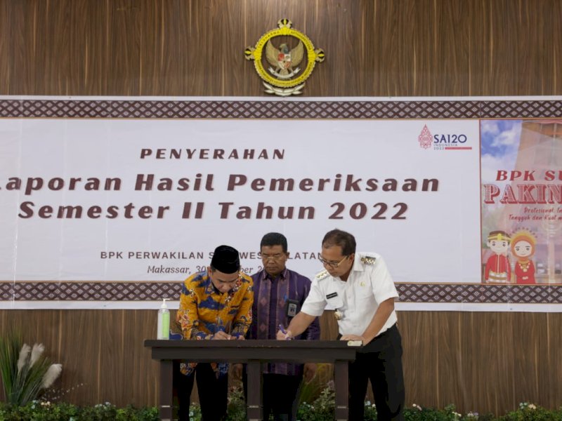 Wali Kota Danny Pomanto menerima LHP Semester II BPK RI Perwakilan Sulsel 2022 di Kantor BPK RI Perwakilan Sulsel, Jl AP Pettarani, Rabu (4/01/2023).