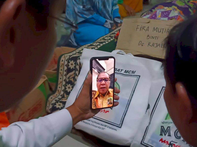 Wali Kota Makassar Moh Ramdhan Pomanto melakukan video call dengan Dg Rajab.