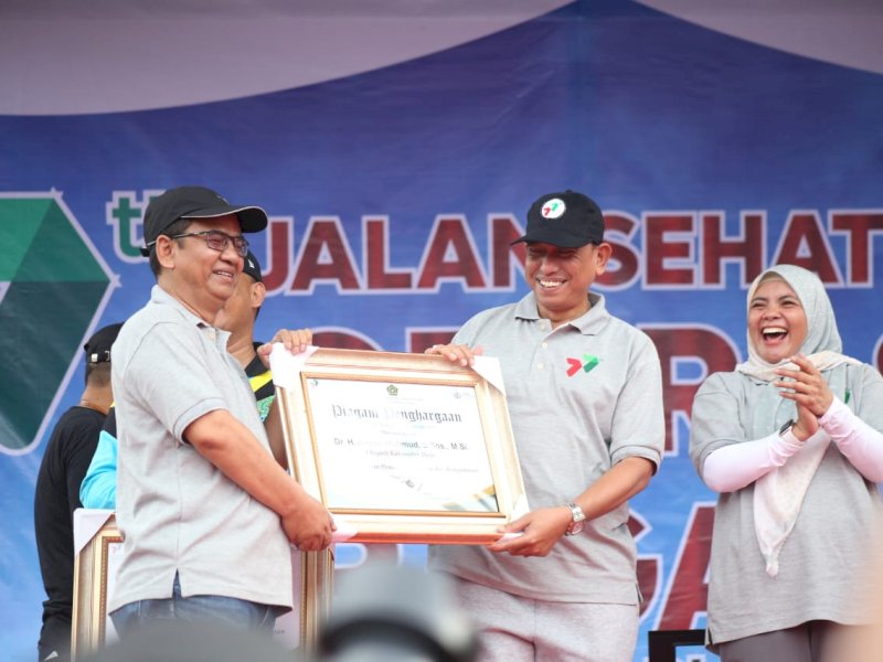 Bupati Wajo Amran Mahmud menerima penghargaan dari Kantor Wilayah Kemenag Sulsel.