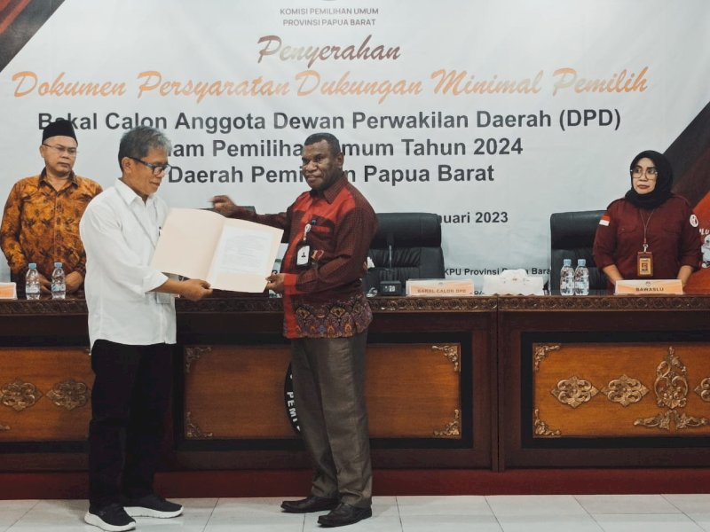Rudolf Anthonius Tondok resmi mendaftar sebagai calon anggota Dewan Perwakilan Daerah (DPD) dapil Papua Barat.
