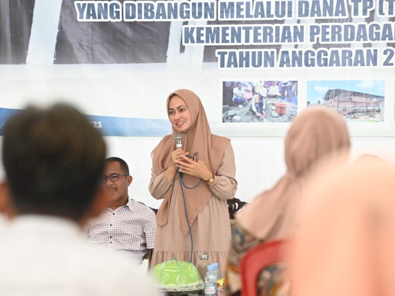 Bupati Luwu Utara Indah Putri Indriani (IDP) meresmikan pemanfaatan Pasar Rakyat Tarue, Kecamatan Sabbang Selatan.