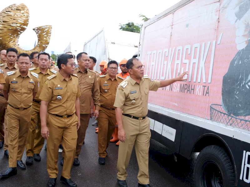 Wali Kota Makassar, Moh Ramdhan Pomanto melakukan inspeksi atau pengecekan kondisi unit mobil Tangkasaki di Centre Point Of Indonesia (CPI).