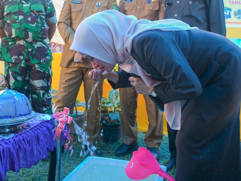 Bupati Luwu Utara Indah Putri Indriani, meresmikan sarana air bersih di Desa Muktisari, Luwu Utara.
