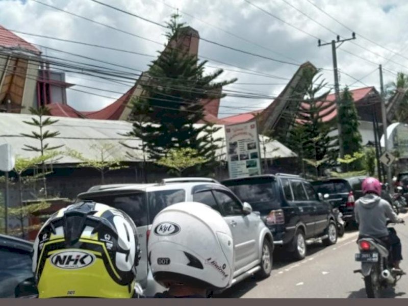 Kemacetan yang kerap terjadi di depan Hotel Puri Artha Tator.
