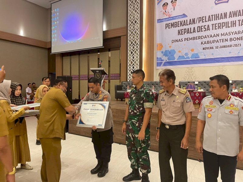 Kapolres Bone, AKBP Arief Doddy Suryawan menghadiri acara pembekalan dan pelatihan awal masa jabatan kepala desa 2022, di Hotel Novena Watampone, Selasa (10/1/2023).