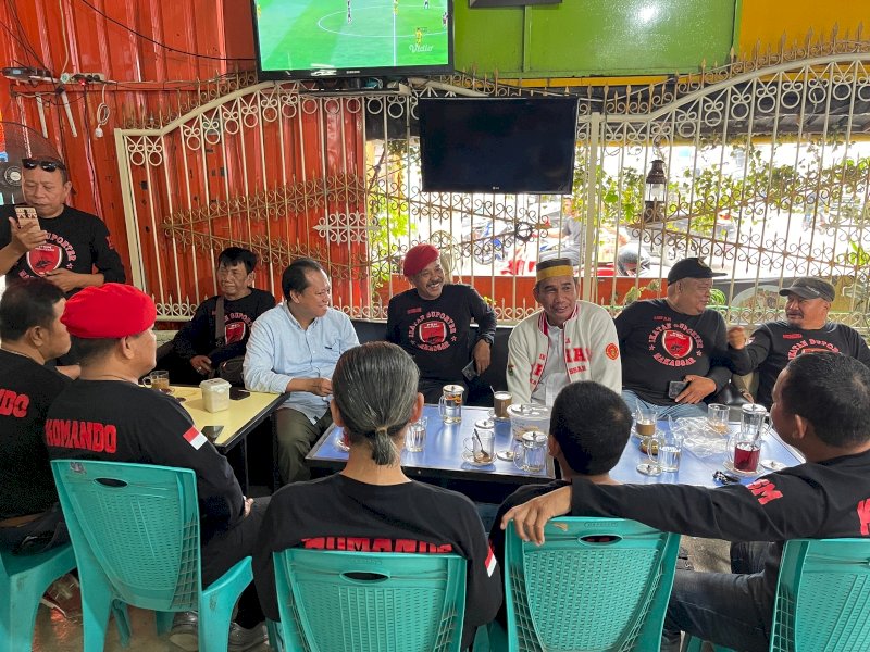 Ketua DPRD Makassar Rudianto Lallo menemui Komunitas Ikatan Suporter Makassar yang sementara nonton bareng BRI Liga 1 di Warkop 460 Jalan Cakalang, Kota Makassar, Selasa (10/1/2023).