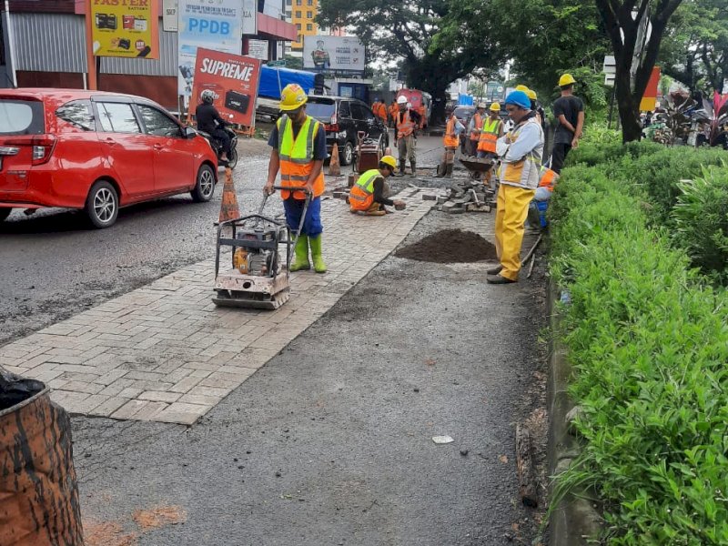 Perbaikan darurat Jalan Aroepala, Makassar.