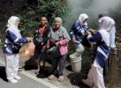 Emak-emak Penyapu Jalan di Masamba Dapat Paket Sembako dari Organisasi Perempuan