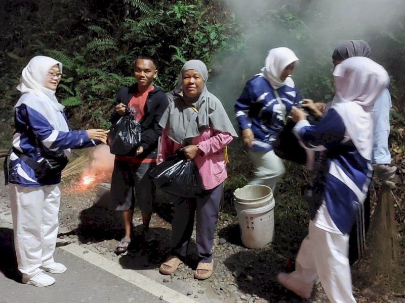 Emak-emak Penyapu Jalan di Masamba Dapat Paket Sembako dari Organisasi Perempuan