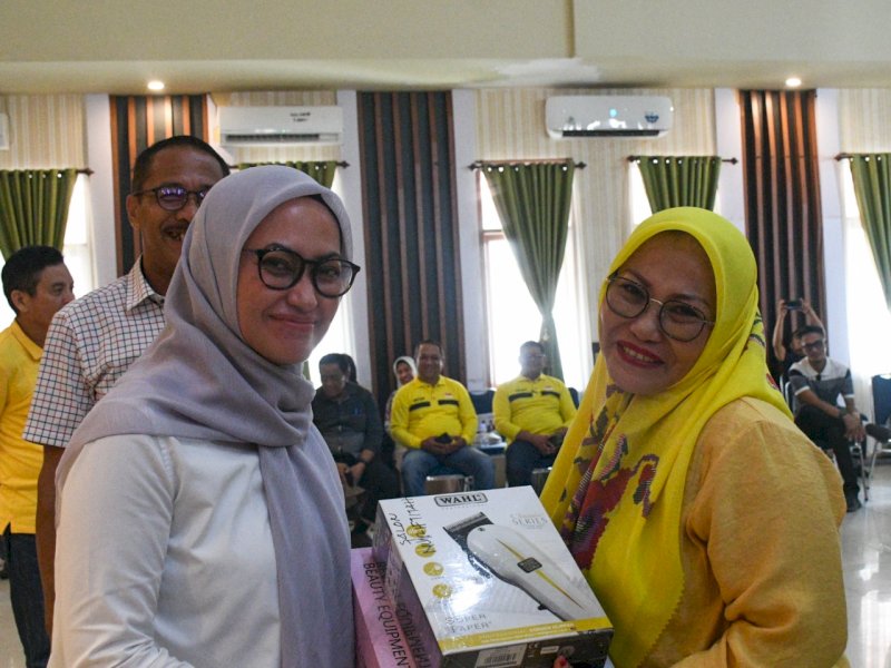 Hibah diserahkan langsung secara simbolis oleh Bupati Luwu Utara Indah Putri Indriani, Jumat (13/02/2023).