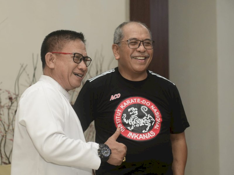 H Gafir saat menjamu Ilham Arief Sirajuddin.