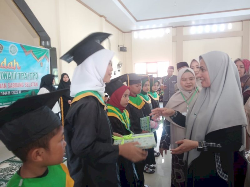 Bupati Luwu Utara, Indah Putri Indriani, membuka kegiatan Wisuda Santri-Santriwati se-Kecamatan Sabbang dan Sabbang Selatan, Minggu (15/1/2023).