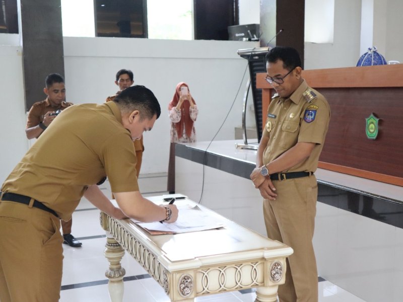 OPD dan camat di Kabupaten Takalar meneken pakta integritas di hadapan Penjabat Bupati Setiawan Aswad, Senin (16/1/2023).