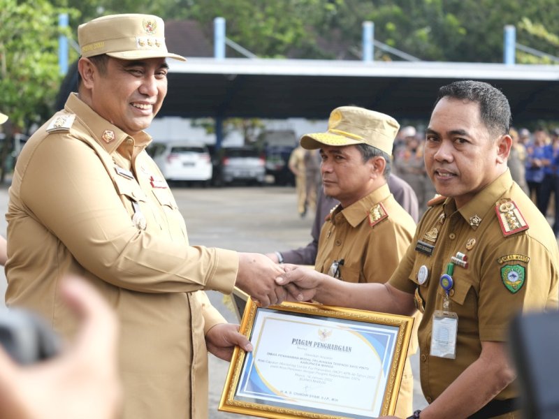 Kepala DPMPTSPK) Kabupaten Maros diganjar penghargaan oleh Bupati Maros AS Chaidir Syam.
