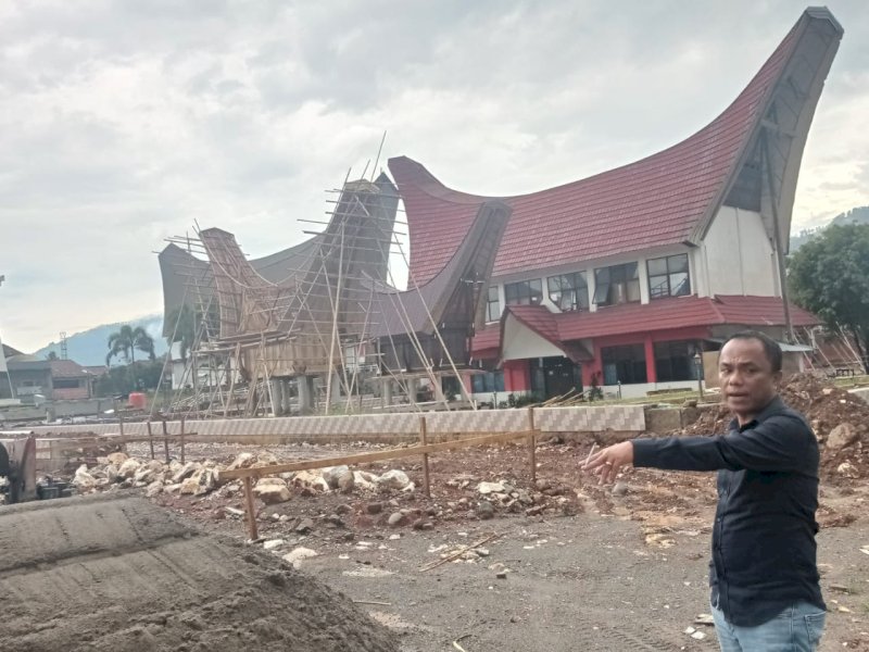 Ketua DPRD Toraja Utara Nober Rante Siama memantau proyek alun alun Kota Rantepao.