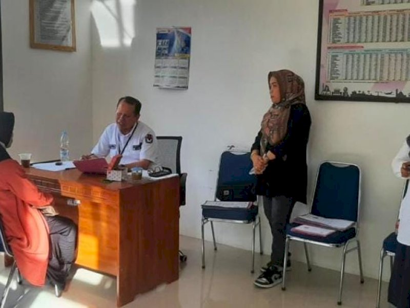 Ernida Mahmud (baju hitam) saat melakukan pengawasan rekrutmen atau proses wawancara PPS.
