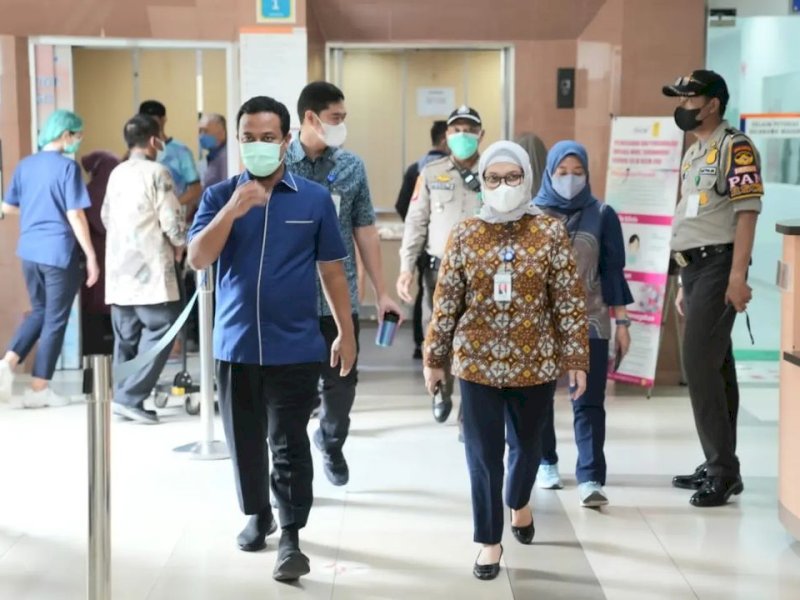Gubernur Sulawesi Selatan, Andi Sudirman Sulaiman menjenguk 3 pasien asal Sulsel yang dirawat di RSCM Jakarta.
