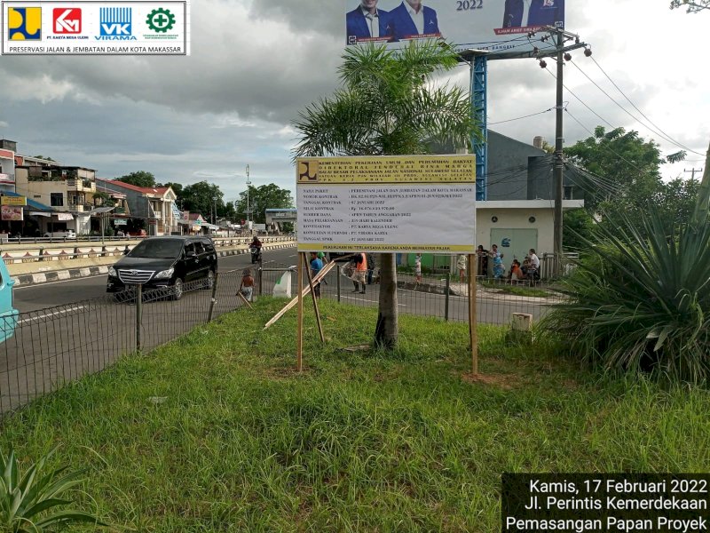 Papan proyek Jalan Perintis Kemerdekaan Makassar.  Proyek ini dilaporkan bermasalah.