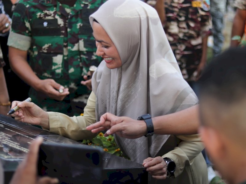 Bupati Lutra Indah Putri Indriani (IDP) meresmikan Monumen Home Base Bungadidi, Sabtu (21/1/2023), di Lapangan Poreang, Kecamatan Tanalili.