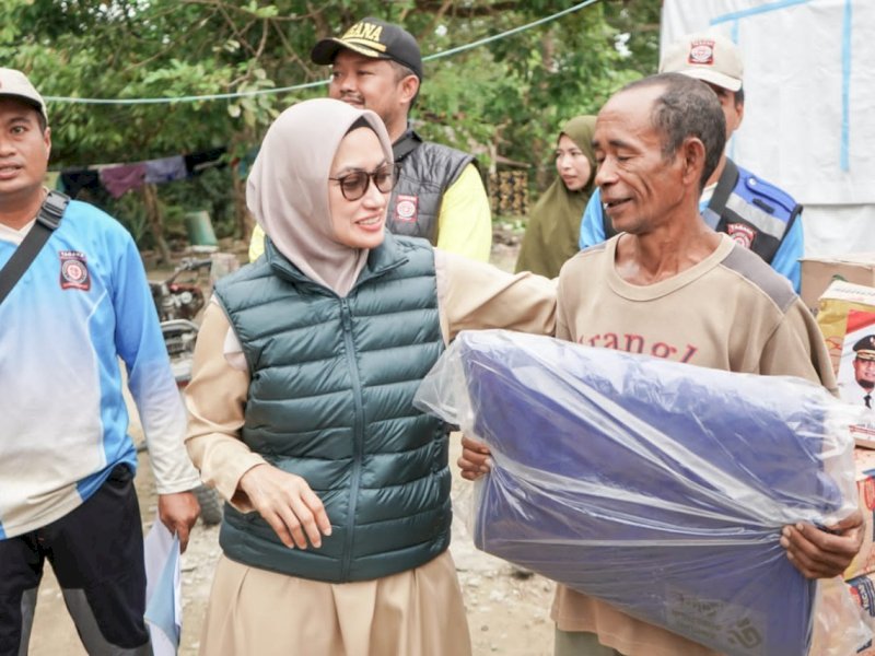 Bupati Lutra Indah Putri Indriani menyerahkan bantuan dari Pemprov Sulsel kepada korban banjir Lutra.