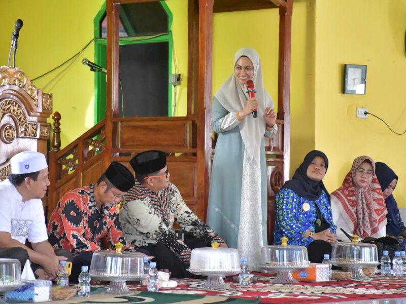 Bupati Indah Putri Indriani memberi sambutan pada pengajian BKMT.
