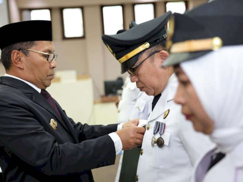 Wali Kota Makassar Moh Ramdhan Pomanto melantik pejabat di lingkup Pemerintah Kota (Pemkot) Makassar.