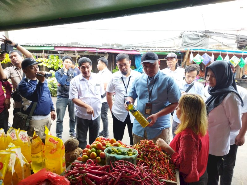KPPU dan Disdag Sulsel melakukan sidak ke Pasar Terong dan Pannampu. 