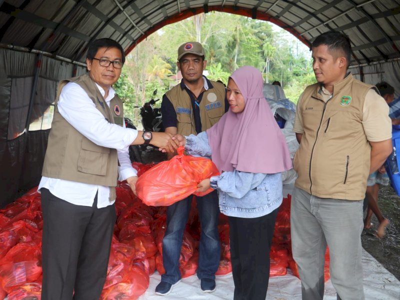 Wakil Bupati Luwu Utara, Suaib Mansur, menyerahkan bantuan Dana Siap Pakai (DSP) kepada korban banjir di Dusun Urukumpang Desa Cenning Kecamatan Malangke Barat, Jumat (27/1/2023).
