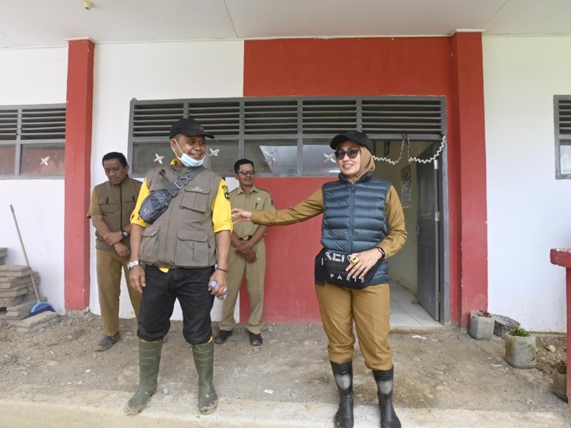 Bupati Luwu Utara Indah Putri Indriani meninjau dua sekolah dasar di Kecamatan Seko.