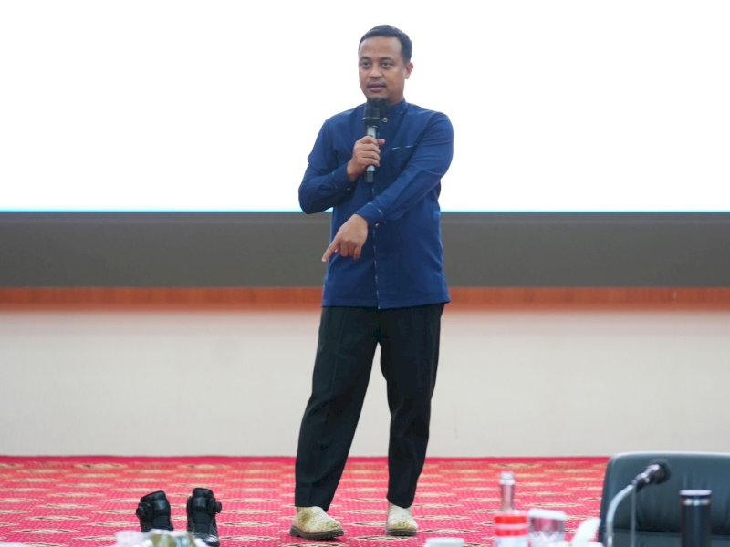 Gubernur Sulsel Sudirman Sulaiman memperkenalkan sepatu buatan UMKM Maros.