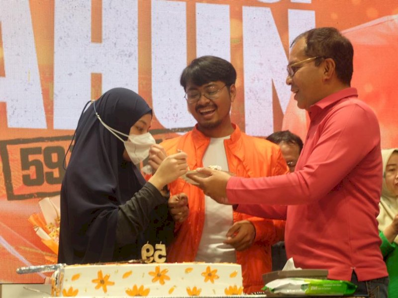 Wali Kota Makassar Danny Pomanto bersama putri dan menantunya saat perayaan ulang tahunnya ke 59.