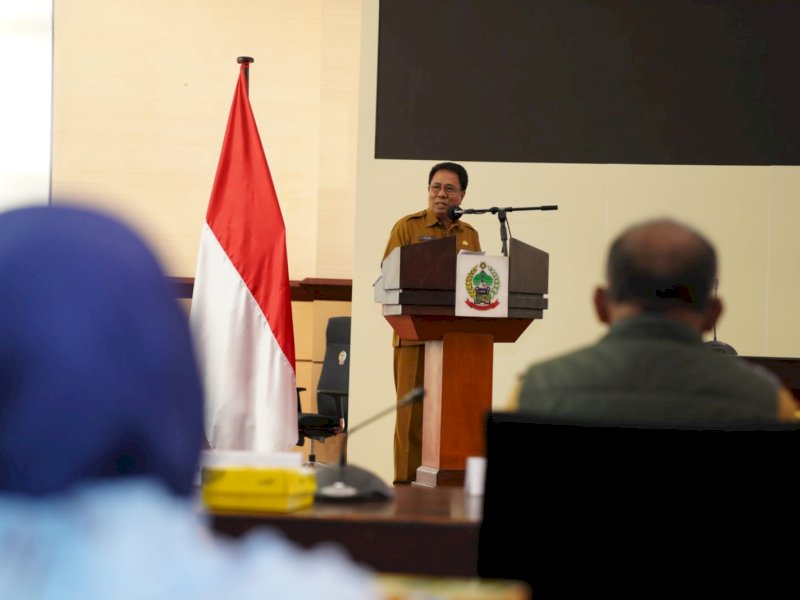 PJ Sekda Sulsel Aslam Patonangi membuka Focus Group Discussion (FGD) Komite Daerah Ekonomi Keuangan Syariah (KDEKS) Sulsel, di Hotel Grand Claro Makassar, Senin, 30 Januari 2023.