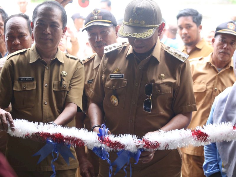 Bupati Wajo Amran Mahmud meresmikan tiga LPM Gapoktan di Desa Pasaka, Kecamatan Sabbangparu, Selasa (31/1/2022). 
