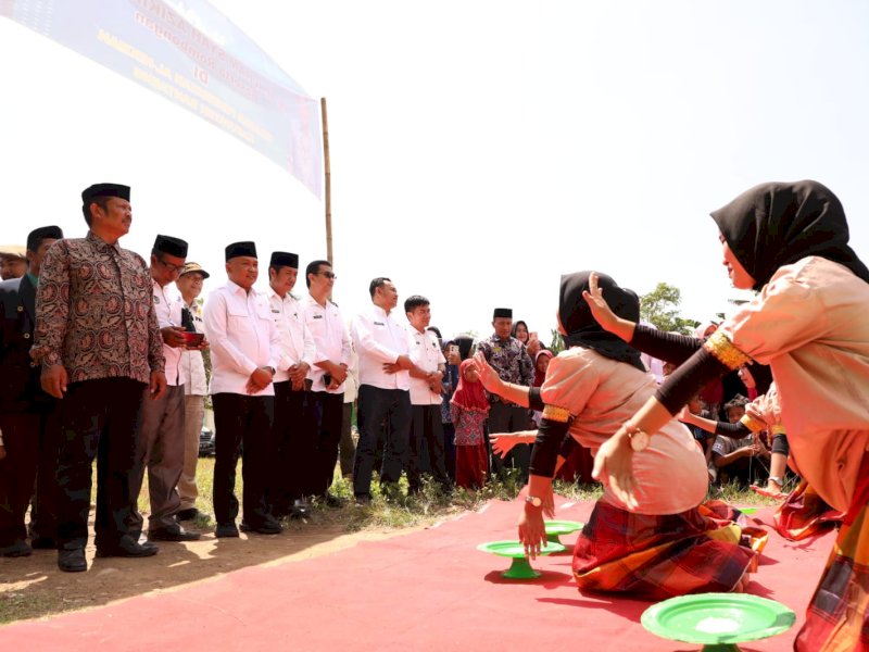 Wakil Ketua DPRD Bantaeng, H Irianto menghadiri peletakan batu pertama masjid Darul Hikmah di kawasan yayasan pendidikan Al Hikmah di Kecamatan Pa'jukukang, Rabu, 1 Februari 2023.