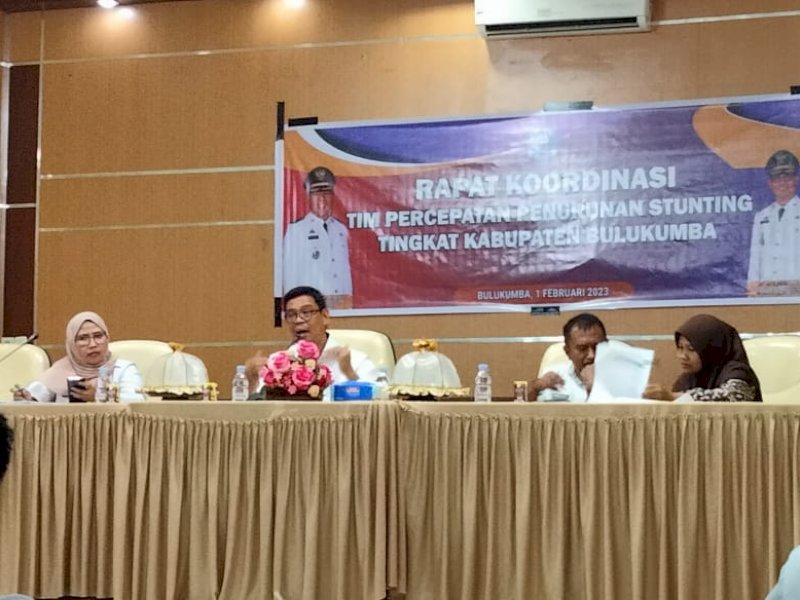 Wabup Edy Manaf memberikan arahan dalam Rapat Koordinasi Tim Percepatan Penurunan Stunting Kabupaten Bulukumba di Aula Kantor Bapelitbanda Bulukumba, Rabu 1 Februari 2023.