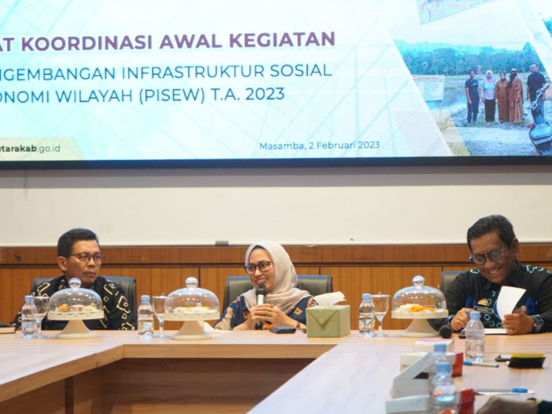 Rapat Koordinasi PISEW Kementerian PUPR 2023 di Ruang Command Center Kantor Bupati, yang dipimpin Bupati Luwu Utara.