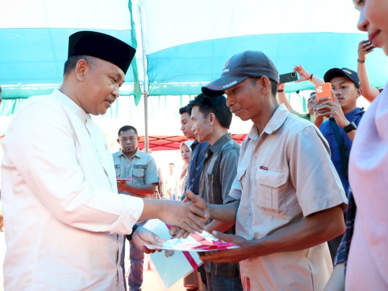 Penyerahan sertifikat secara gratis di pelataran pasar Campagaloe, Kecamatan Bissappu, 4 Februari 2023.