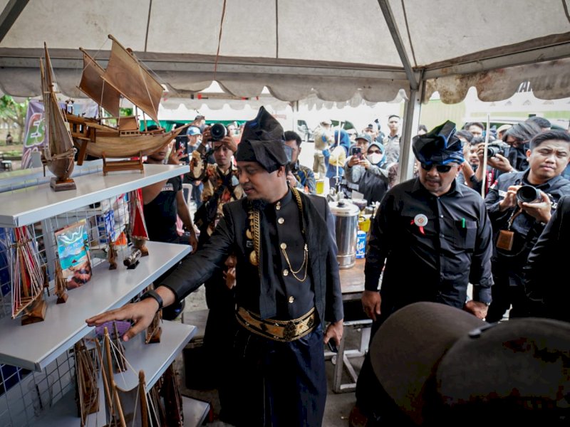 Gubernur Sulawesi Selatan, Andi Sudirman Sulaiman meninjau pameran UMKM dalam rangka 63 tahun Kabupaten Bulukumba di Pantai Merpati, Bulukumba, Sabtu 4 Februari 2023.
