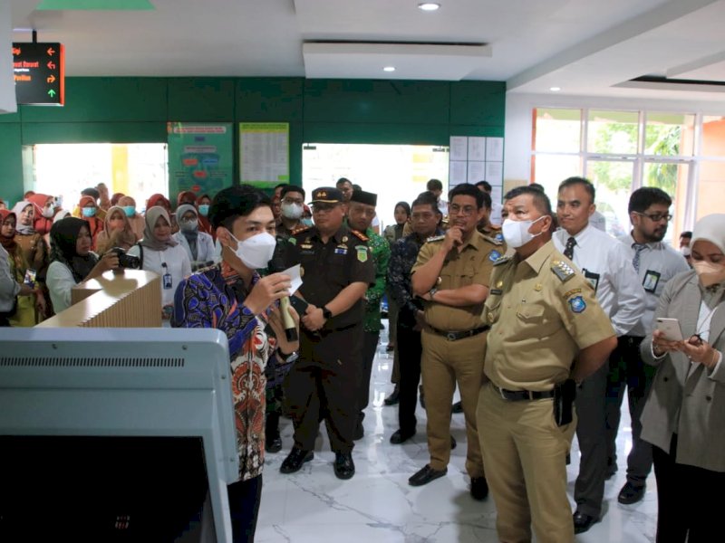 Bupati Bulukumba Muchtar Ali Yusuf memantai sistem digital di RSUD Sultan dg Raja.