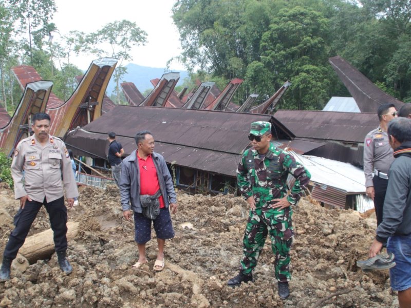 Dandim 1414 Tator Letkol Inf Monfi Ade Candra dan Kapolres Toraja Utara AKBP Eko Suroso meninjau lokasi longsor di  di Desa Toyasa Akung.