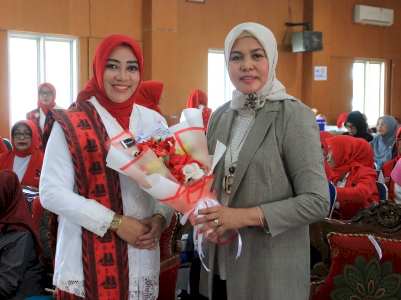 Hj Hilmiaty Asip, Ketua DPC PIM Bulukumba (kiri) usai dilantik.